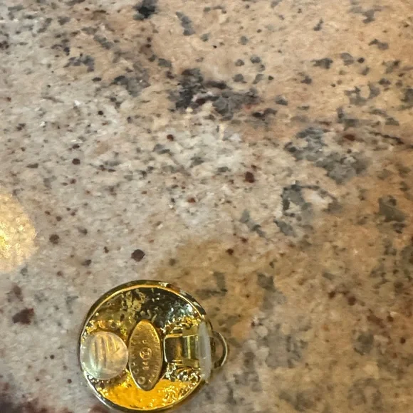 Authentic Vintage 18k Gold Chanel Earrings - Picture 4 of 6